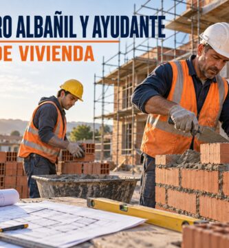 Maestro albañil y ayudante trabajando con protección en una obra de vivienda