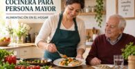 Cocinera preparando una comida saludable para una persona mayor en casa