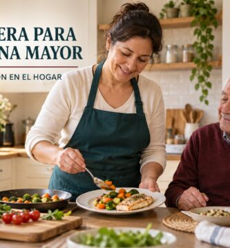 Cocinera preparando una comida saludable para una persona mayor en casa
