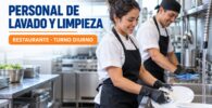 Personal profesional de lavado y limpieza trabajando en una cocina de restaurante