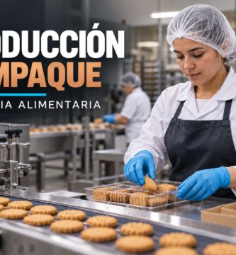 Trabajadora empacando productos de panadería en una planta alimentaria